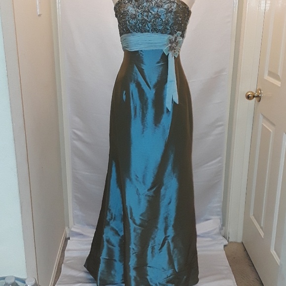 Iridescent Evening Gown - Picture 5 of 8